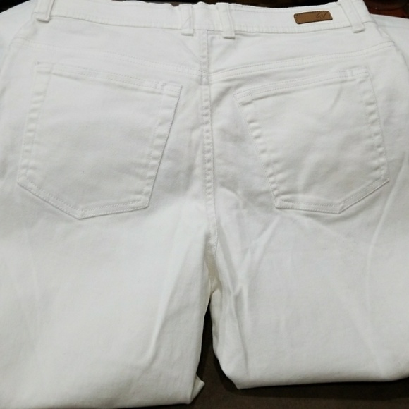 Gloria Vanderbilt - Picture 7 of 8